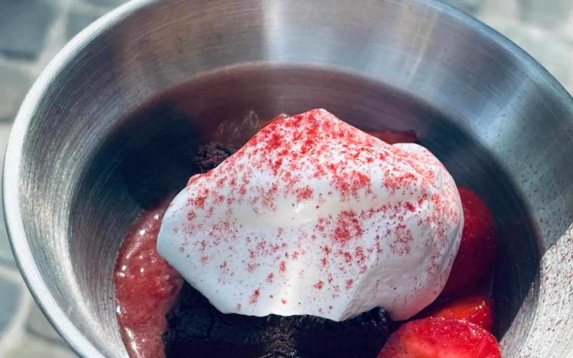 A plated MAFFOOD dessert with spiced brownie, strawberries and meringue, served during the Café Keulen takeover.