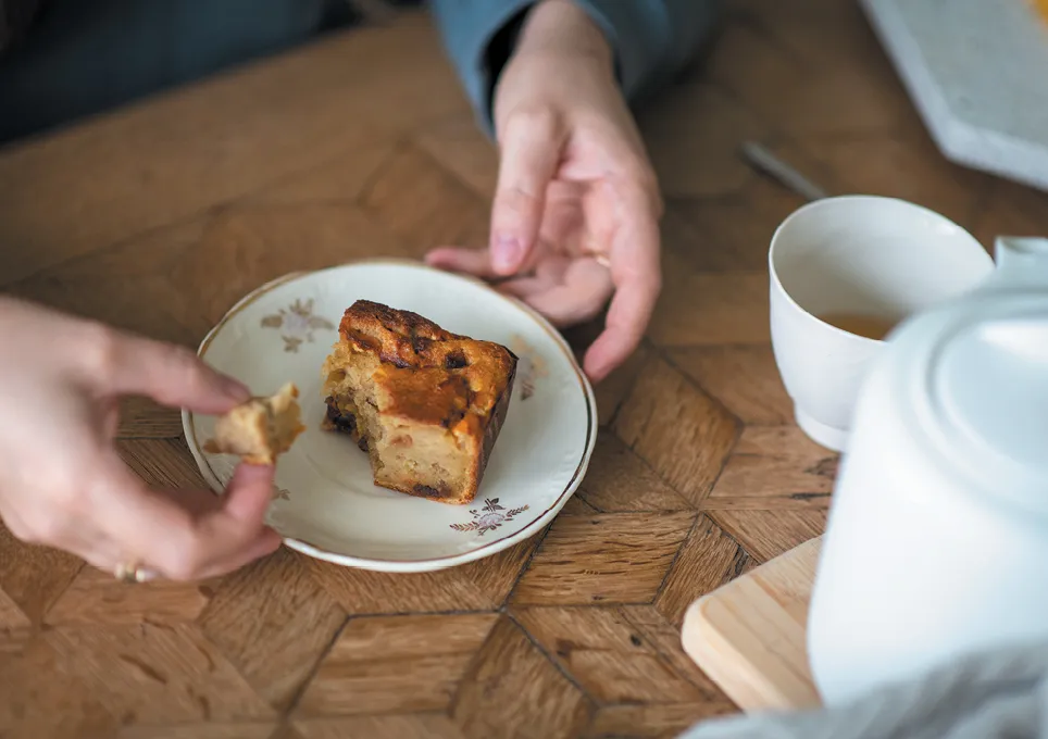 photo from the book schoonheid in verlies - featuring cake and coffee